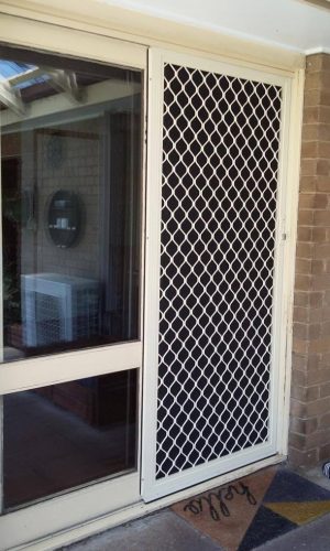Cb: 45 Standand Diamond Grille In Primrose With Black Privacy Mesh Installed On The Outside Track