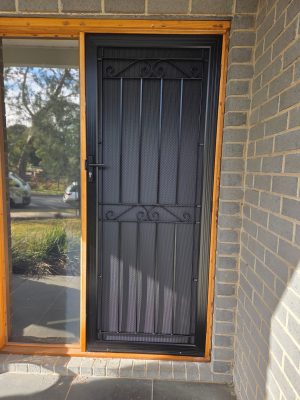 Cb: 84 Clear Breeze Seaford Aluminium &Amp; Steel Combo With Hi Strength Privacy Black Mesh