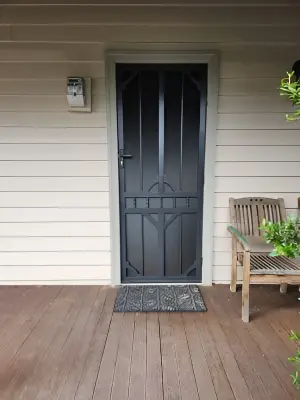 Cb: 63 Clear Breeze Steel Daylesford 1/Sb With Hi Strength Privacy Black Mesh In Monument Frame Detail.