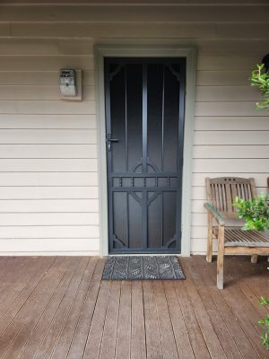Cb: 63 Clear Breeze Steel Daylesford 1/Sb With Hi Strength Privacy Black Mesh In Monument Frame Detail.