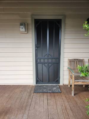 CB: 63 Clear Breeze Steel Daylesford 1/SB With Hi Strength Privacy Black Mesh In Monument Frame Detail.