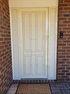 Cb: 55 Clear Breeze Steel Melton With Hi Strength Privacy Mesh &Amp; Two Side Panels With Clear Breeze Privacy In Primrose.