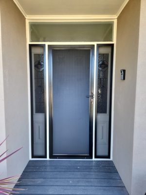 Cb:75 Clear Breeze Privacy In Black With Stainless Mesh Side Panels.
