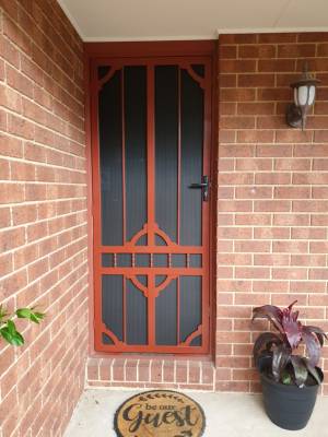 CB: 58 Clear Breeze Steel Daylesford 1/SB With Hi Strength Privacy Black Mesh In Heritage Red.